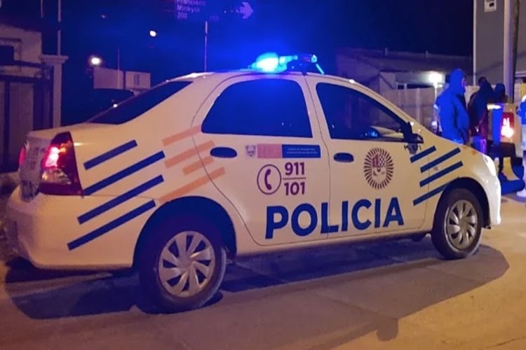 En Ushuaia un sujeto ataco a la policia, luego de romper los vidrios de su casa En Ushuaia un sujeto ataco a la policia, luego de romper los vidrios de su casa