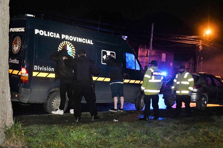Demorados con droga en la via publica en Ushuaia