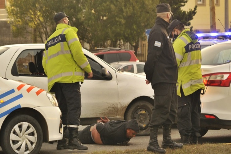 Ataco a una mujer huyo y fue detenido luego de una persecución policial