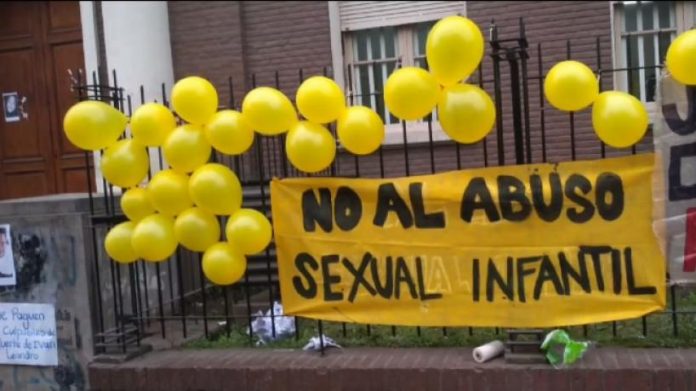 El portero abusó de su hija por cinco años pero la Justicia fueguina no lo condena