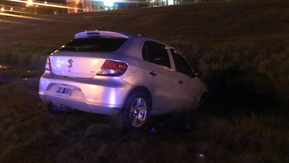 Perdió El Control Y Cayó A Una Zanja: Cerró El Auto Y Se Fue Perdió El Control Y Cayó A Una Zanja: Cerró El Auto Y Se Fue