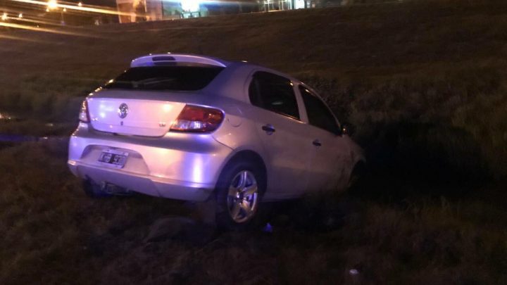 Perdió El Control Y Cayó A Una Zanja: Cerró El Auto Y Se Fue