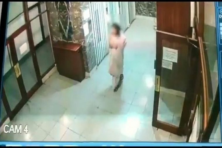 Una adolescente apareció desnuda y en shock tras ser abusada por su mamá y su padrastro Una adolescente apareció desnuda y en shock tras ser abusada por su mamá y su padrastro