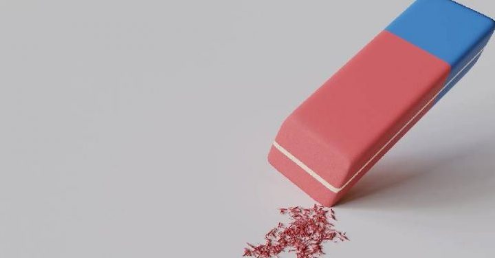 Fin del mito: la parte azul de la goma no era para borrar tinta, ¿para qué sirve?