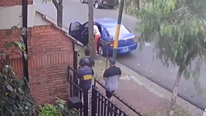 La desesperada maniobra de una madre para rescatar a su hijo mientras le robaban el auto