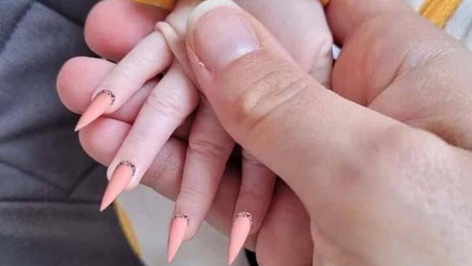 Polémica Por Una Madre Que Le Hizo La Manicura A Su Bebé Y Le Dejó Las Uñas Como «Pequeñas Garras» Polémica Por Una Madre Que Le Hizo La Manicura A Su Bebé Y Le Dejó Las Uñas Como «Pequeñas Garras»