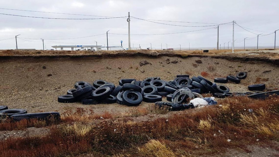 Multaron al responsable de desechar neumáticos en un lugar prohibido de Río Grande Multaron al responsable de desechar neumáticos en un lugar prohibido de Río Grande