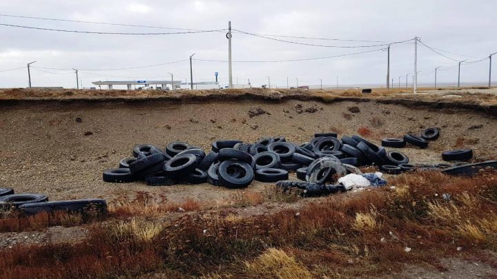Multaron al responsable de desechar neumáticos en un lugar prohibido de Río Grande