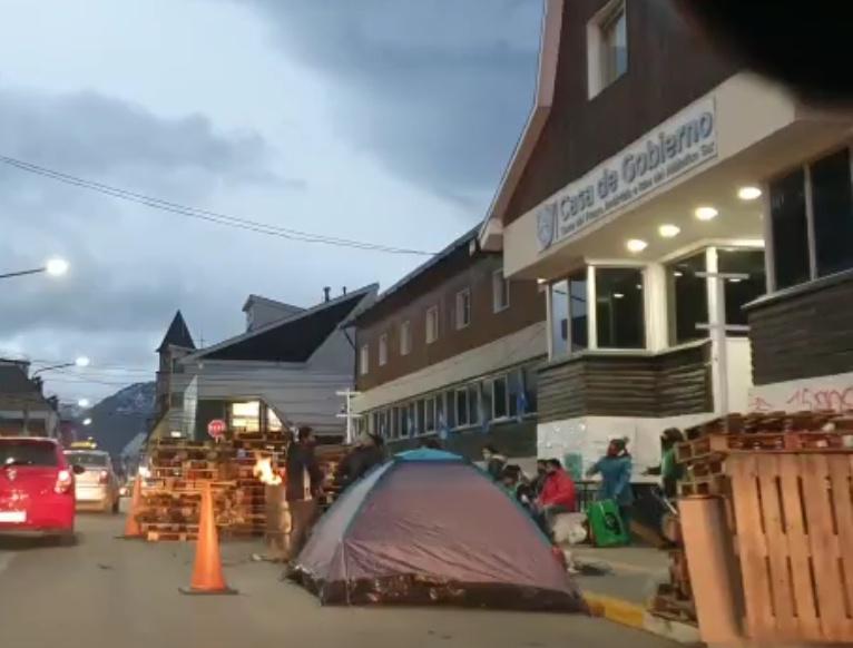 Comenzó un nuevo acampe frente a Casa de Gobierno para pedir pase a planta permanente de beneficiarios PEL