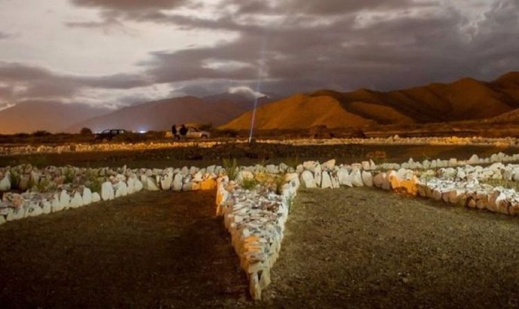 Construyó un ingenioso ovnipuerto en Salta para la posible llegada de extraterrestres (sí, hay fotos)