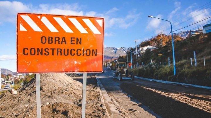 SE COLOCAN LAS COLUMNAS PARA EL CERCO DEL PLAYÓN DEPORTIVO EN EL ESPACIO CUCAI