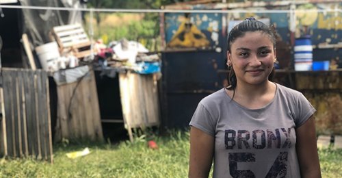 En su mochila solo tiene un lápiz, una carpeta y una goma y su sueño es ser abogada En su mochila solo tiene un lápiz, una carpeta y una goma y su sueño es ser abogada