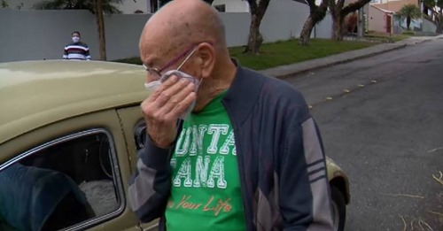 Es docente, vendió su auto por problemas económicos y sus alumnos lo compraron para devolvérselo