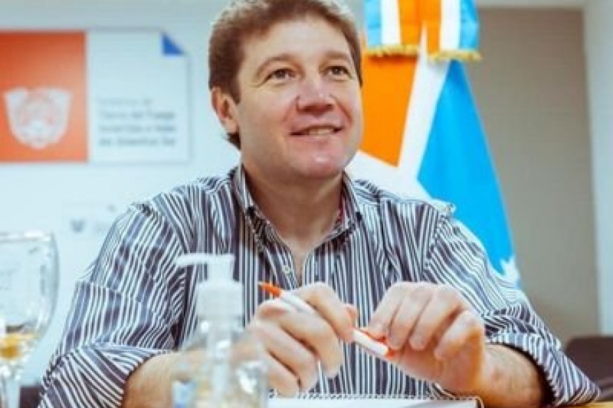 Gobierno Provincial habría gastado dinero en regalos de oro y plata