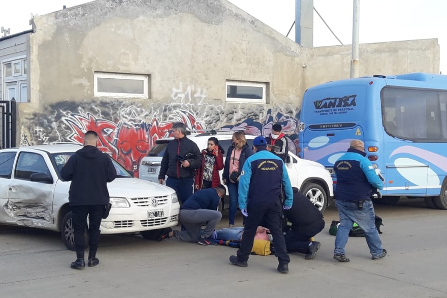Violento triple choque en Chacra II con una joven derivada al hospital