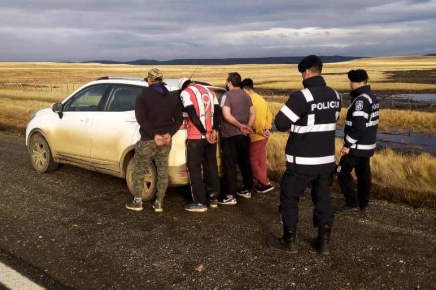 Cuatro detenidos por posesión de armas largas y carne de guanaco en el baúl Cuatro detenidos por posesión de armas largas y carne de guanaco en el baúl