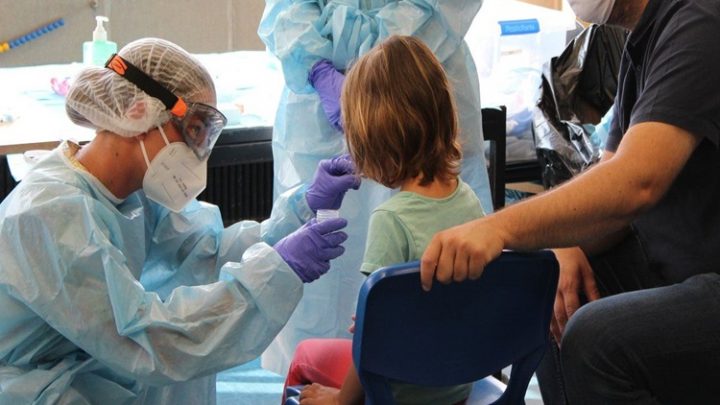 Detectan alumnos positivos en las escuelas pero los padres no avisan al 107