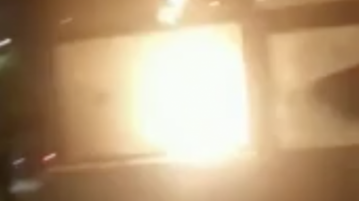 Estallido social en Colombia: prendieron fuego una comisaría con policías adentro