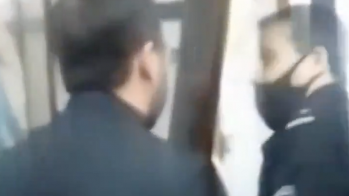 Un cura echó a la policía de su misa como si se tratara de un exorcismo: “Fuera de la casa de Dios”