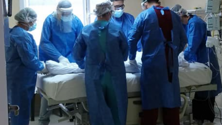 “Ya no me banco más la despedida telefónica antes de intubar al paciente”, dramático testimonio de una médica