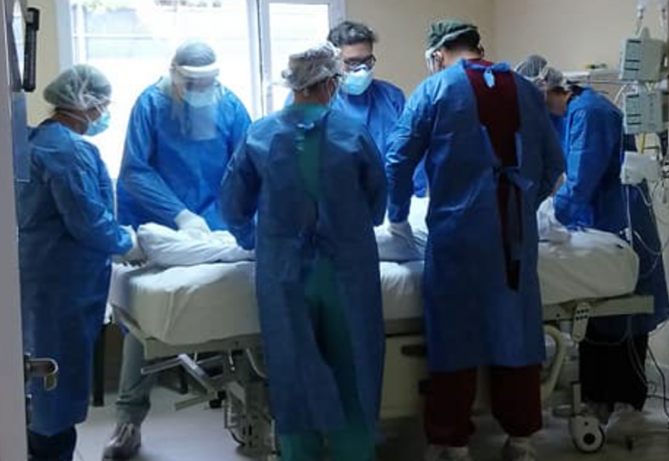 “Ya no me banco más la despedida telefónica antes de intubar al paciente”, dramático testimonio de una médica