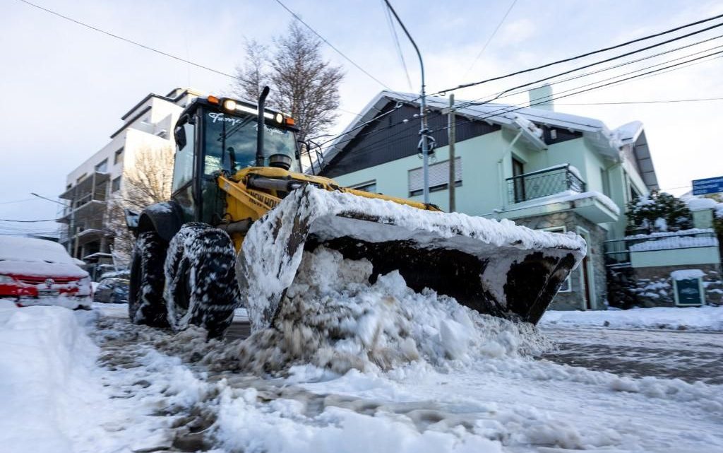 DEFENSA CIVIL DE USHUAIA SOLICITA CIRCULAR CON PRECAUCIÓN POR LAS FUERTES NEVADAS EN LA CIUDAD Y CUMPLIR CON LAS NORMATIVAS VIGENTES