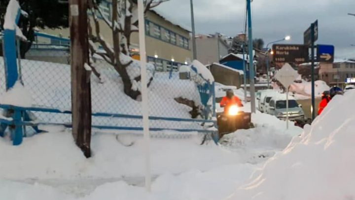 LA MUNICIPALIDAD DE USHUAIA COLABORÓ CON LA LIMPIEZA DE LAS ESCUELAS PROVINCIALES PARA QUE SEA POSIBLE EL RETORNO A CLASES