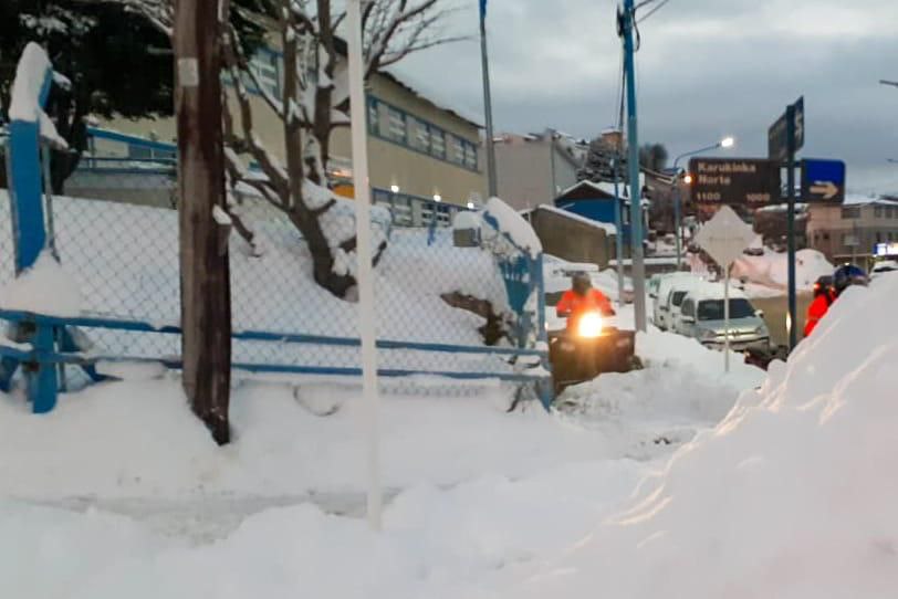 LA MUNICIPALIDAD DE USHUAIA COLABORÓ CON LA LIMPIEZA DE LAS ESCUELAS PROVINCIALES PARA QUE SEA POSIBLE EL RETORNO A CLASES