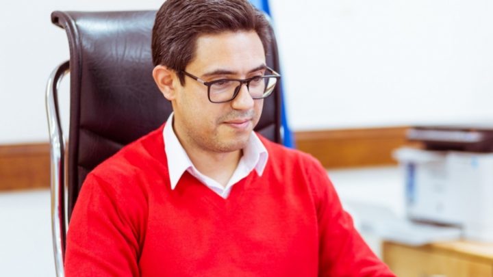 EL DOMADOR DE ESCRITORIOS QUEDÓ PEDALEANDO EN EL AIRE POR MENTIROSO