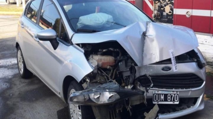 Chocó Contra Una Columna Y Dejo El Auto Abandonado