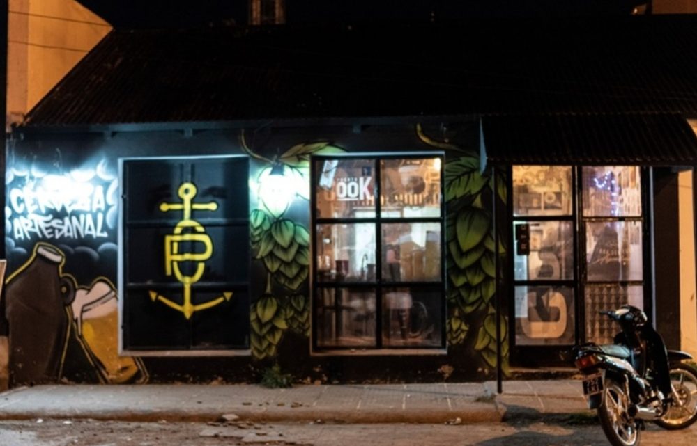 Una cerveceria clausurada y varios detenidos en la madrugada