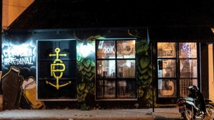 Una cerveceria clausurada y varios detenidos en la madrugada