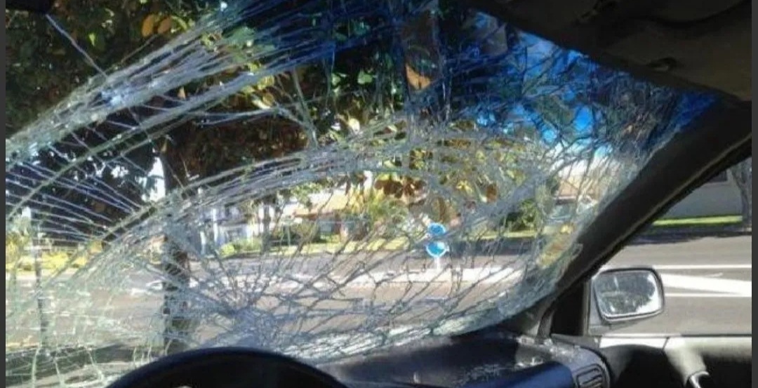 Le Gritó Desde El Auto «Mové El Culito, Mamita» Y Ella Le Reventó El Parabrisas A Piedrazos Le Gritó Desde El Auto «Mové El Culito, Mamita» Y Ella Le Reventó El Parabrisas A Piedrazos