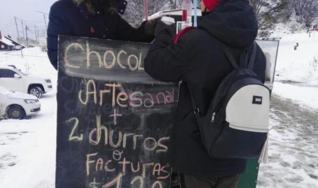 Ushuaia: Vende chocolate caliente bajo la nieve y se volvió viral