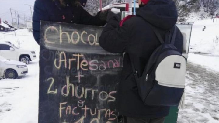 Ushuaia: Vende chocolate caliente bajo la nieve y se volvió viral