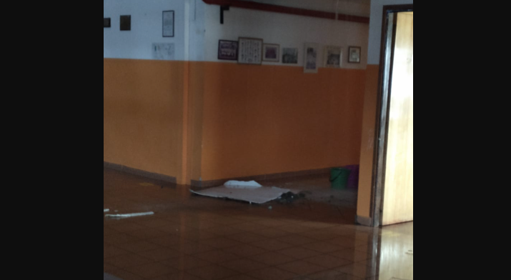 Se cayó una parte del techo de durlock debido a un caño de agua roto «Accidente en el Jardín 16»