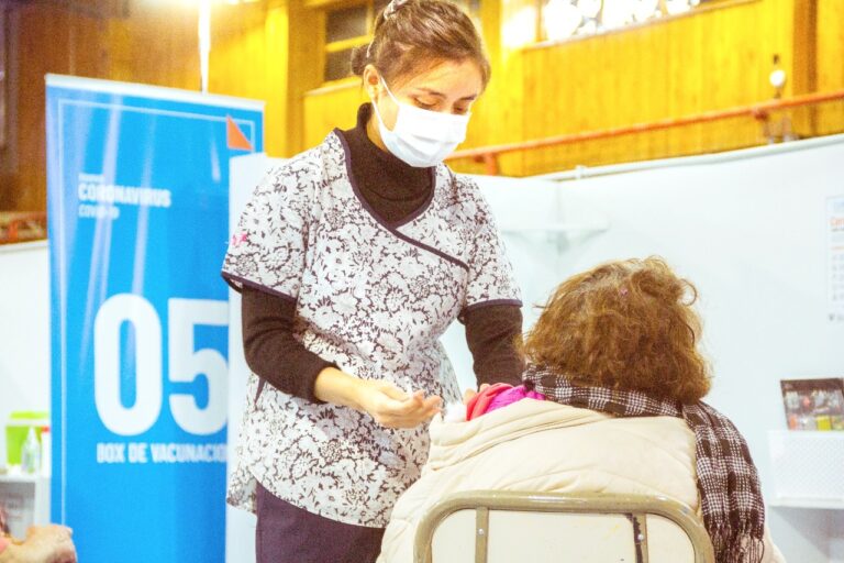 Vacunación contra el Covid: “por ahora no podemos proyectar a largo plazo con el resto de la población”