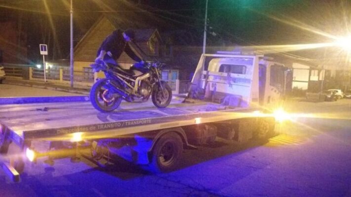 Conductora embistió a una moto que se cruzó delante de su camioneta