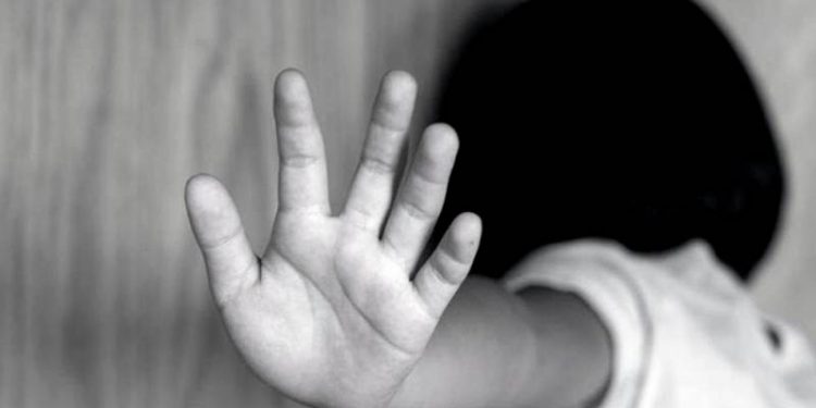 Violó a su nieta durante más de tres años y amenazó con matar a su madre