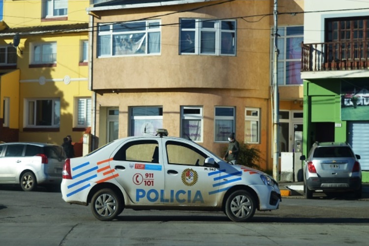 Una adolescente cayo desde un primer piso y quedo tendida en la vereda Una adolescente cayo desde un primer piso y quedo tendida en la vereda