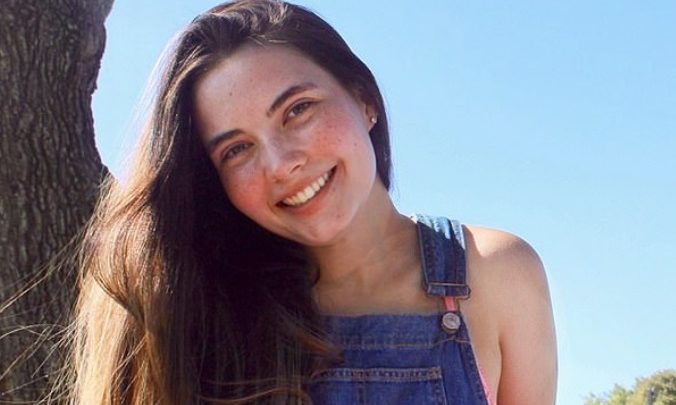 Es alérgica al agua y no puede tomar un sorbo porque le corta la lengua