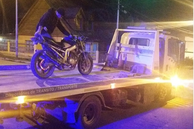 Choque en Ushuaia, sin lesionados y la moto secuestrada