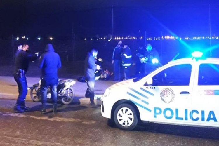 Choque entre una moto y un automóvil, una joven lesionada