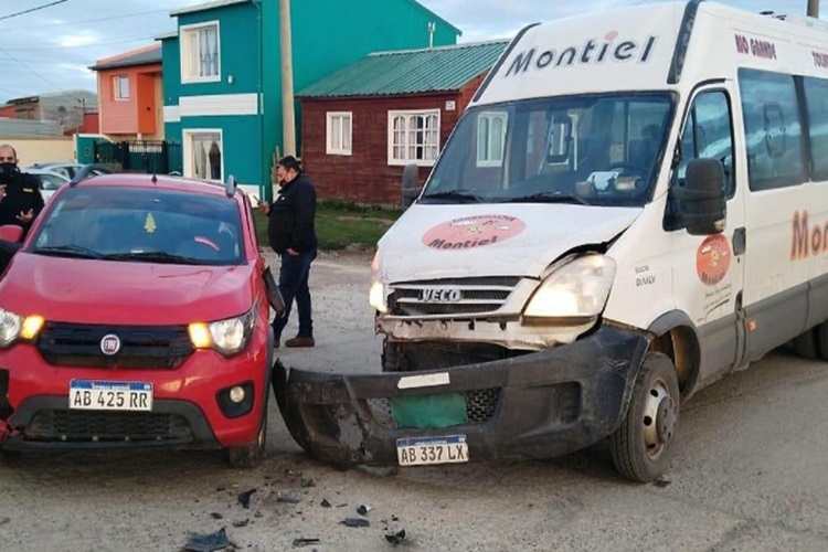 Choque sin lesionados entre una combi de Montiel y un Fiat