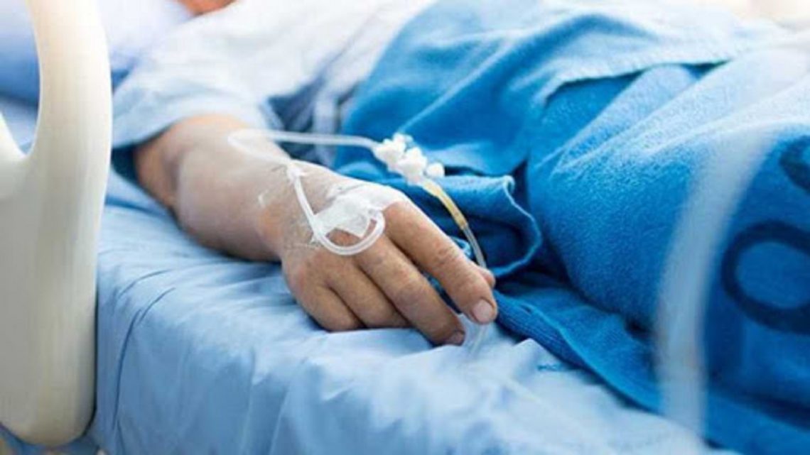 Pensaron que murió de coronavirus y lo envolvieron con cinta como una “momia” Pensaron que murió de coronavirus y lo envolvieron con cinta como una “momia”