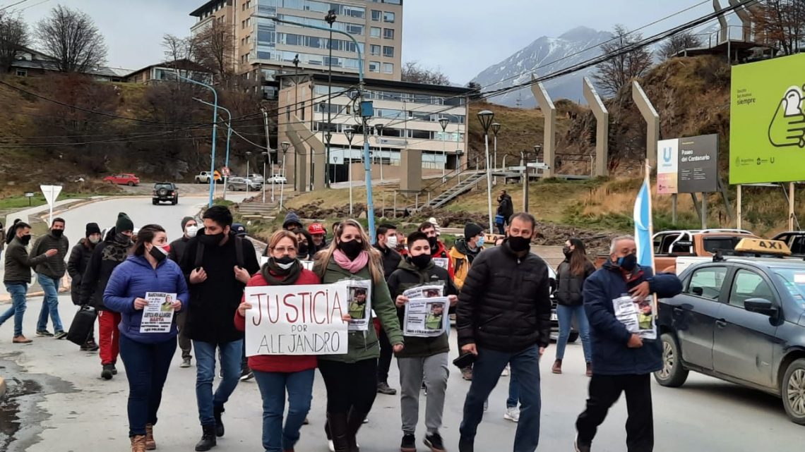 Marcharon en Ushuaia y piden la destitución del Jefe de la Policía Provincial