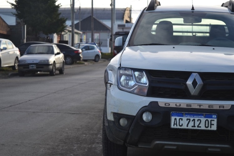 Conductor choco contra un vehículo estacionado