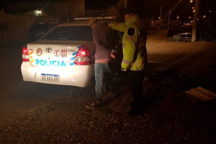 Pareja detenida en la madrugada al intentar fugarse de un control