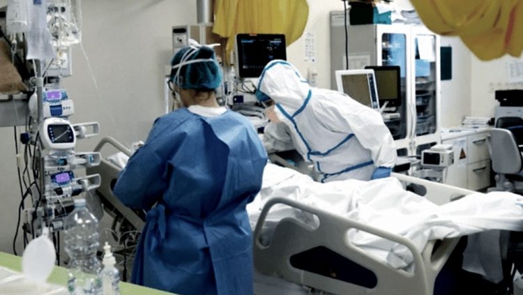 Denuncian que un hombre murió por coronavirus porque “lo descartaron” para salvar a personas más jóvenes