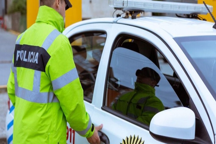 Una menor armada demorada al intentar robar en un vehiculo estacionado